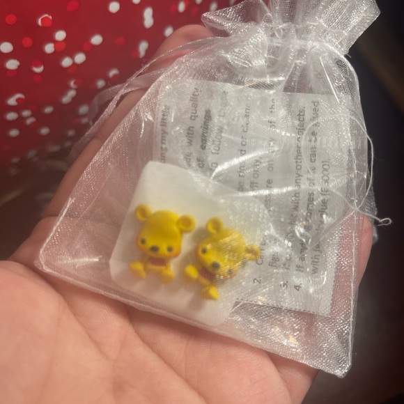 NWOT Winnie the Pooh earrings - Picture 2 of 2